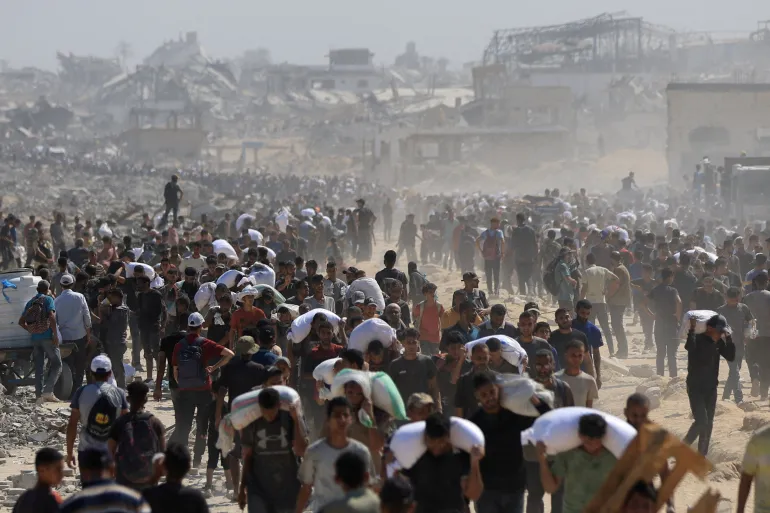 Warga Palestina Membawa Bantuan yang Masuk ke Gaza Melalui Israel di Beit Lahiya,