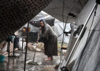 Musim Dingin Tiba di Gaza: Hujan Pertama Menyiksa Keluarga Pengungsi Setelah Dua Tahun Genosida