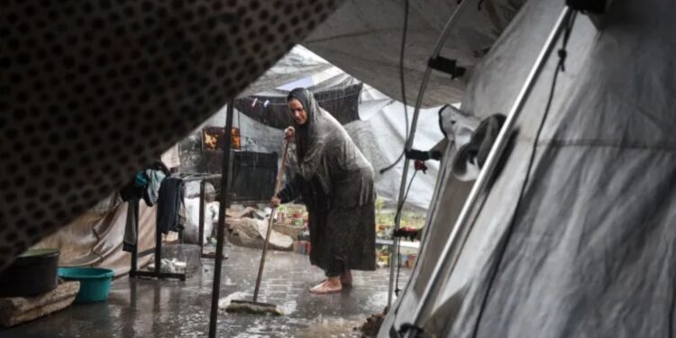 Musim Dingin Tiba di Gaza: Hujan Pertama Menyiksa Keluarga Pengungsi Setelah Dua Tahun Genosida