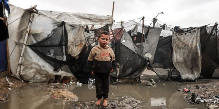 Badai Dahsyat Menghantam Gaza, Pengungsi Palestina Kedinginan di Tenda-Tenda yang Terendam Banjir