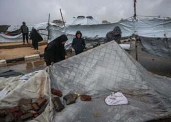 Di Tengah Tenda-Tenda yang Usang, Cuaca Buruk Memperparah Penderitaan 1,9 Juta Pengungsi di Gaza