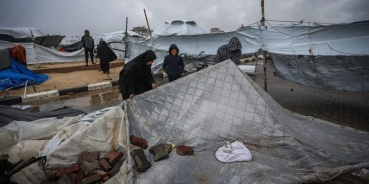 Di Tengah Tenda-Tenda yang Usang, Cuaca Buruk Memperparah Penderitaan 1,9 Juta Pengungsi di Gaza