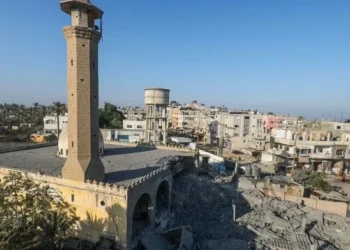 Israel Hancurkan Masjid Bersejarah di Gaza, Relawan Selamatkan Reruntuhannya