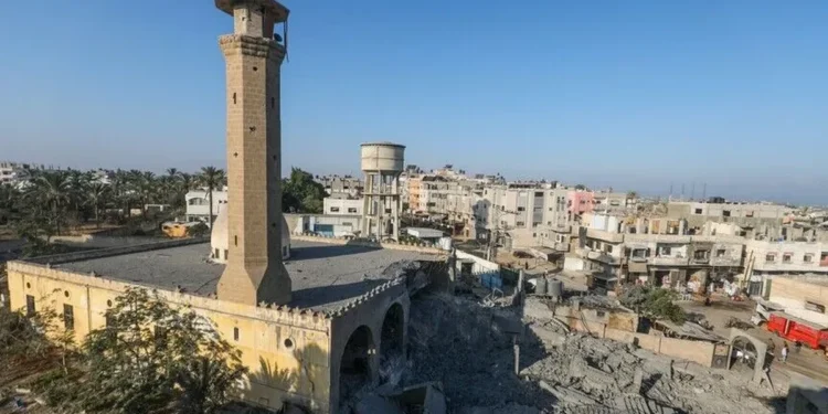 Israel Hancurkan Masjid Bersejarah di Gaza, Relawan Selamatkan Reruntuhannya